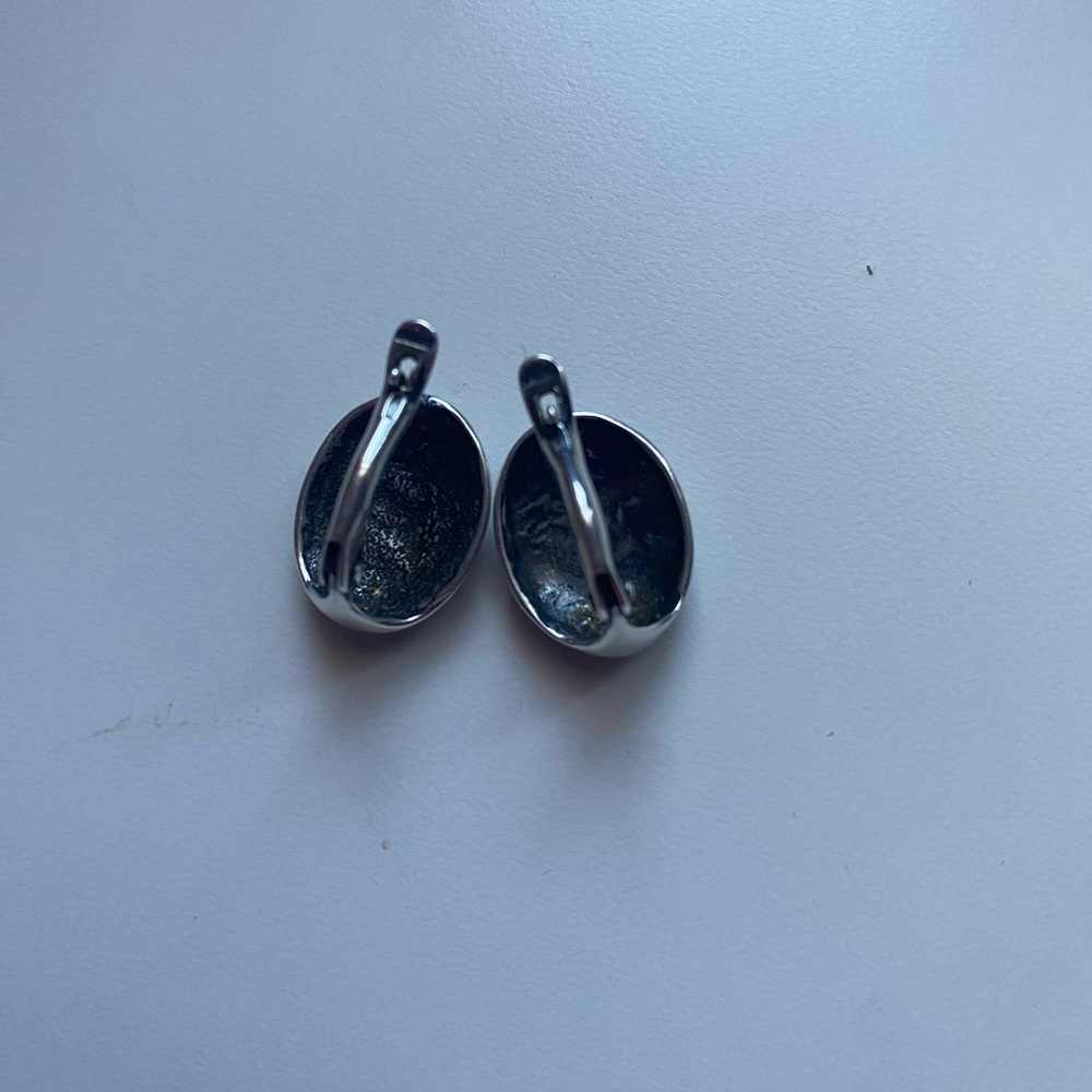 Elegant Silver Swirl Earrings🩶🤍 - Picture 4 of 5